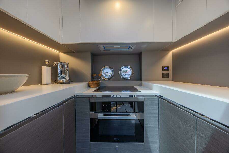 NO TIME TO DIE 80ft Azimut Yacht For Sale