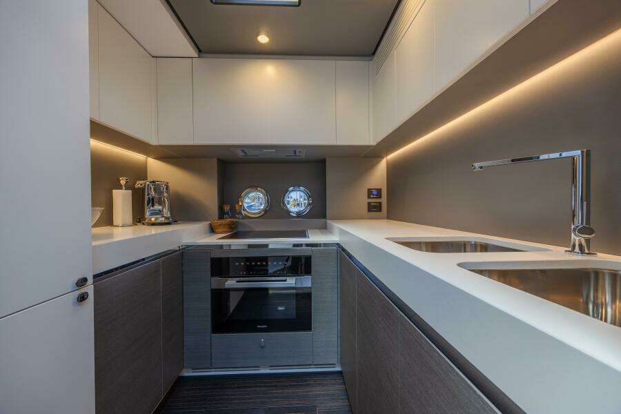 NO TIME TO DIE 80ft Azimut Yacht For Sale