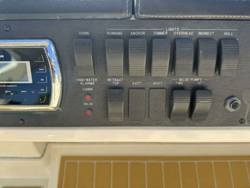 2016 Sea Ray 510 Fly 'Bateau d’Amis' - Flybridge Helm Switches
