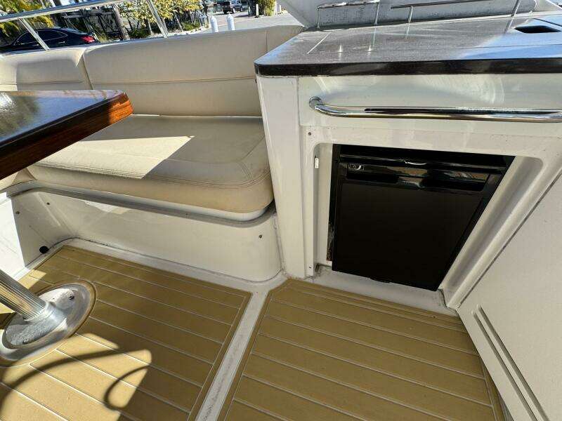 2016 Sea Ray 510 Fly 'Bateau d’Amis' - Flybridge Fridge