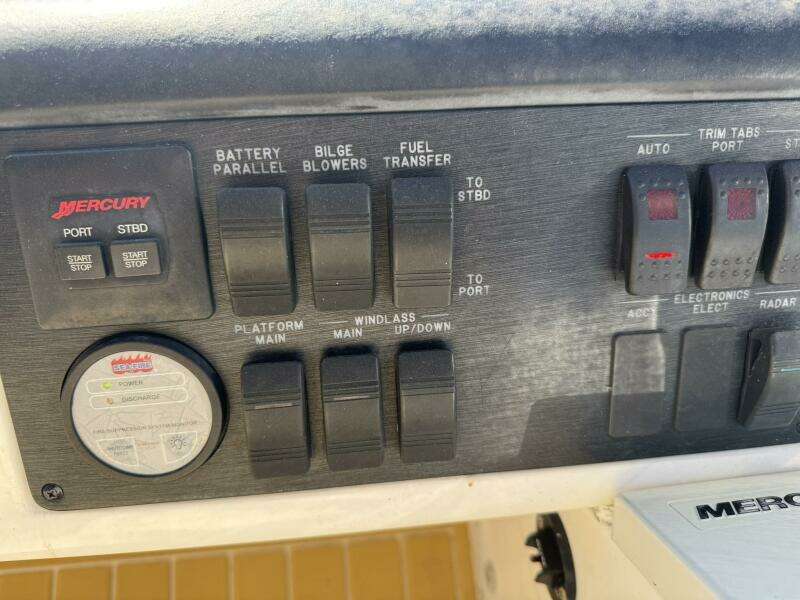 2016 Sea Ray 510 Fly 'Bateau d’Amis' - Flybridge Helm Switches