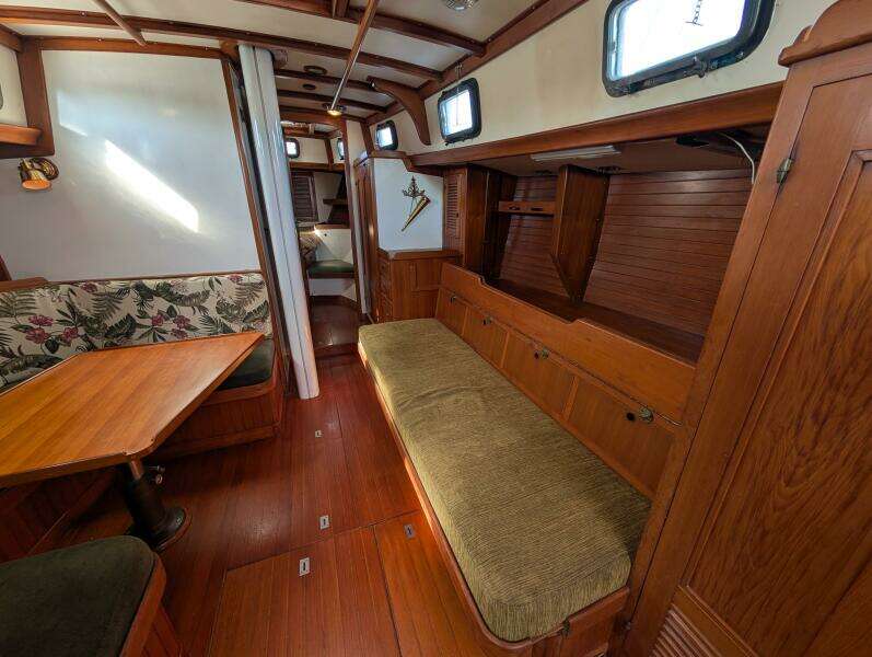 Outrageous 43ft Mason Yacht For Sale