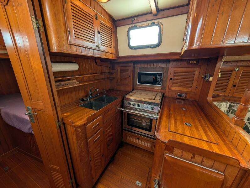 Outrageous 43ft Mason Yacht For Sale