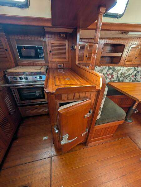 Outrageous 43ft Mason Yacht For Sale