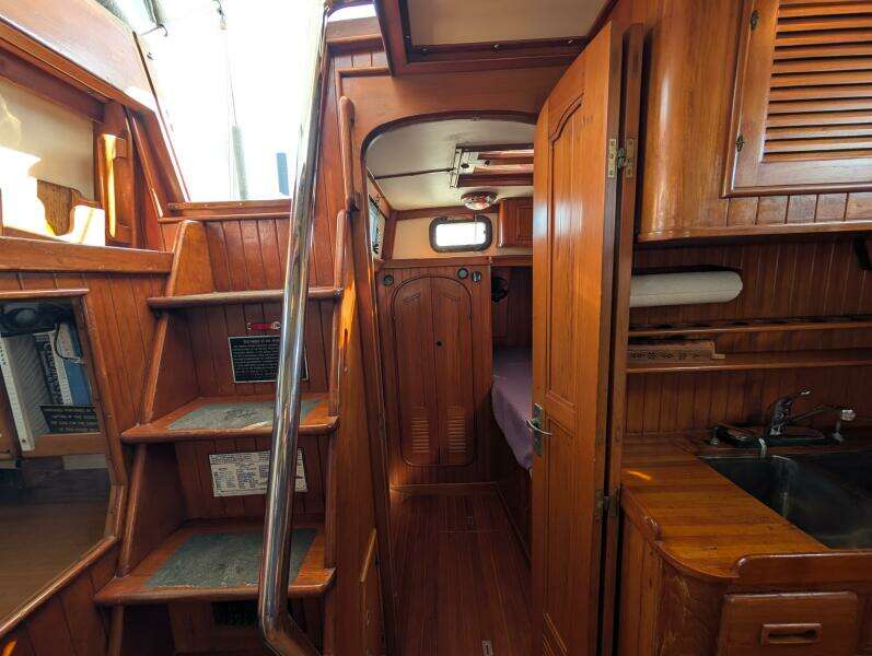 Outrageous 43ft Mason Yacht For Sale