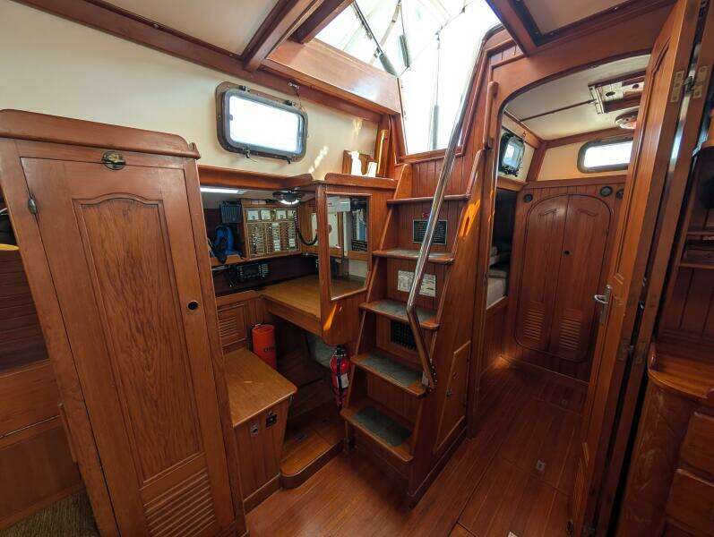 Outrageous 43ft Mason Yacht For Sale