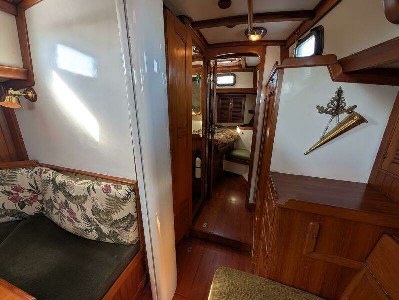 Outrageous 43ft Mason Yacht For Sale