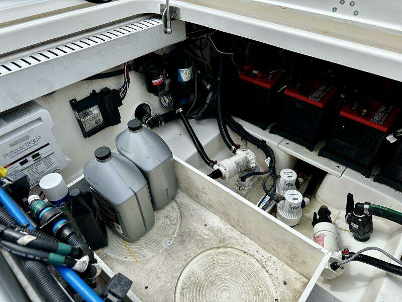 BOTTOMS UP 33ft Boston Whaler Yacht For Sale