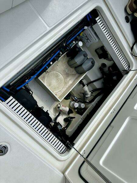 BOTTOMS UP 33ft Boston Whaler Yacht For Sale