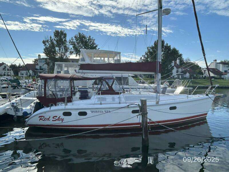 37' Hunter starboard profile