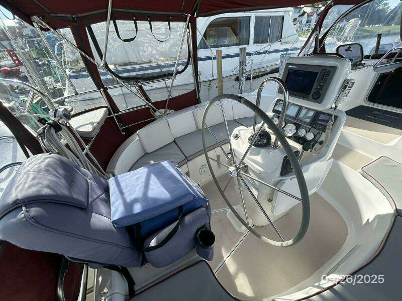 37' Hunter cockpit helm1