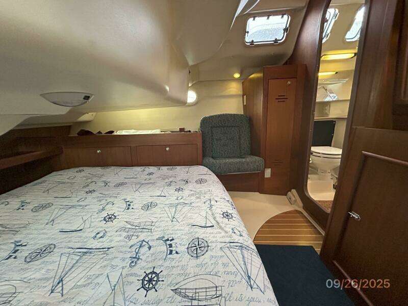 37' Hunter master stateroom port