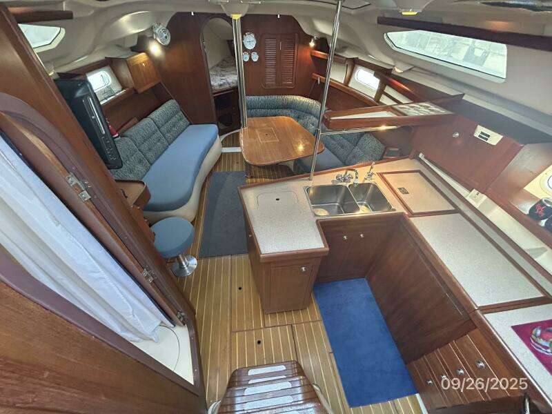 37' Hunter salon forward