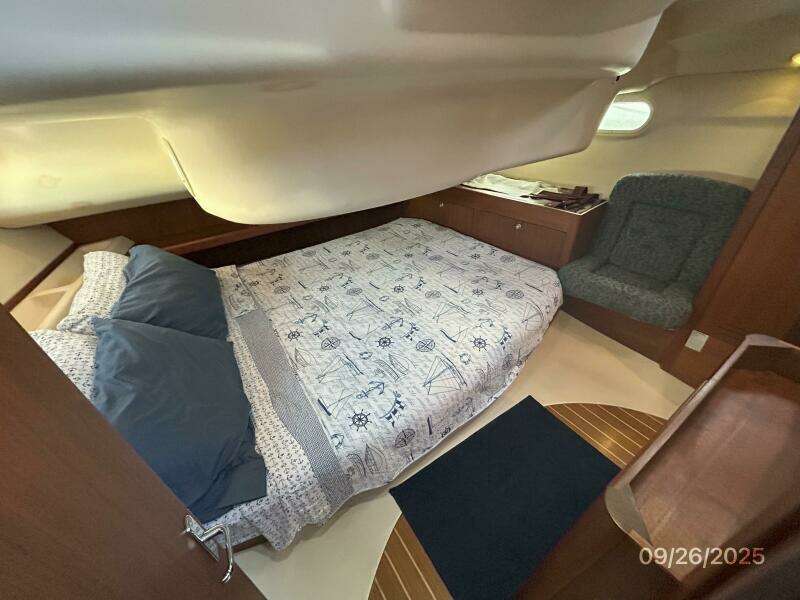 37' Hunter master stateroom2