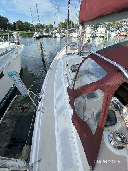 37' Hunter port side deck2