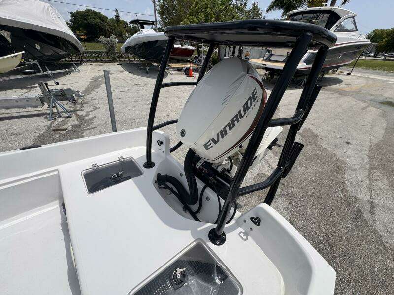 17ft Boston Whaler Yacht For Sale