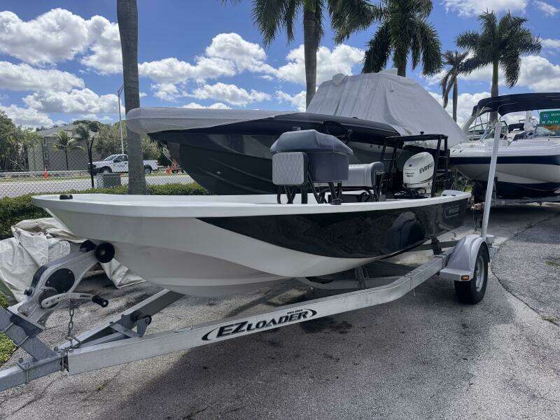 17ft Boston Whaler Yacht For Sale