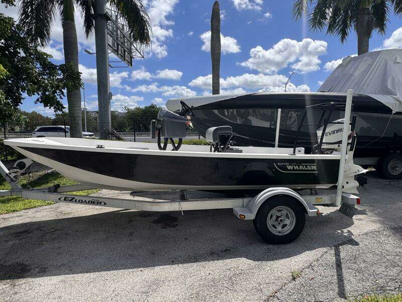 17ft Boston Whaler Yacht For Sale
