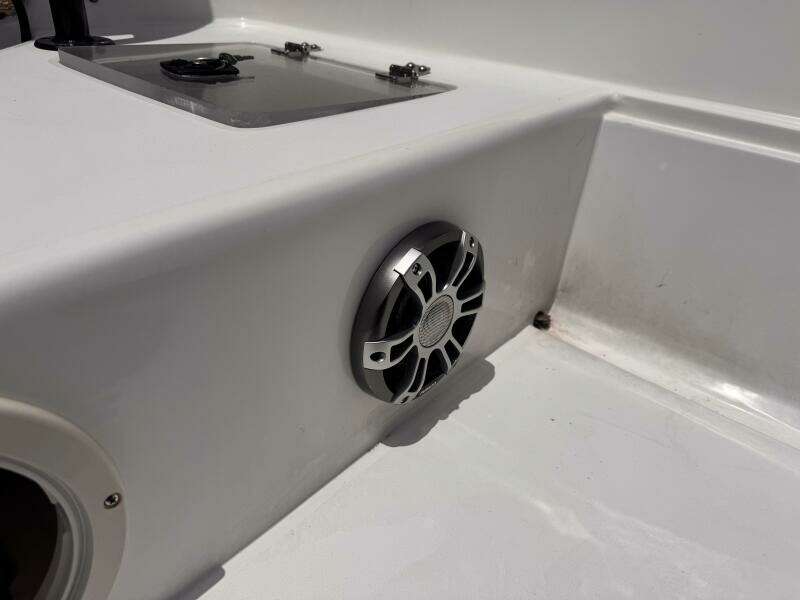 17ft Boston Whaler Yacht For Sale