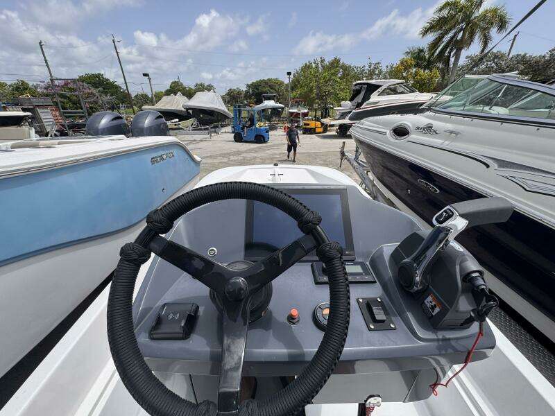 17ft Boston Whaler Yacht For Sale