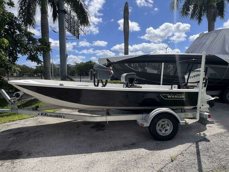 17ft Boston Whaler Yacht For Sale