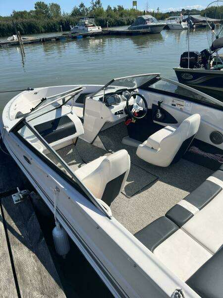 18ft Glastron Yacht For Sale