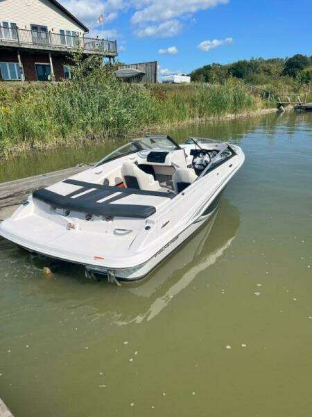 18ft Glastron Yacht For Sale