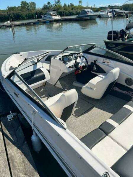 18ft Glastron Yacht For Sale