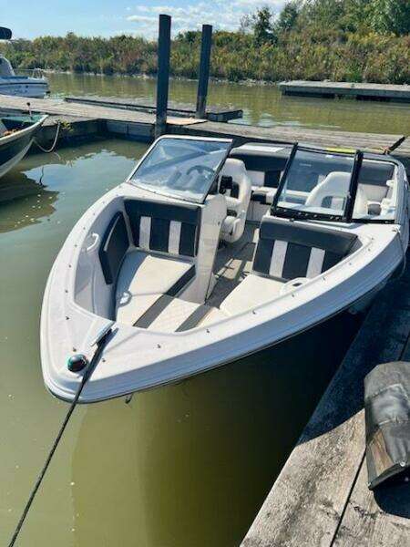 18ft Glastron Yacht For Sale