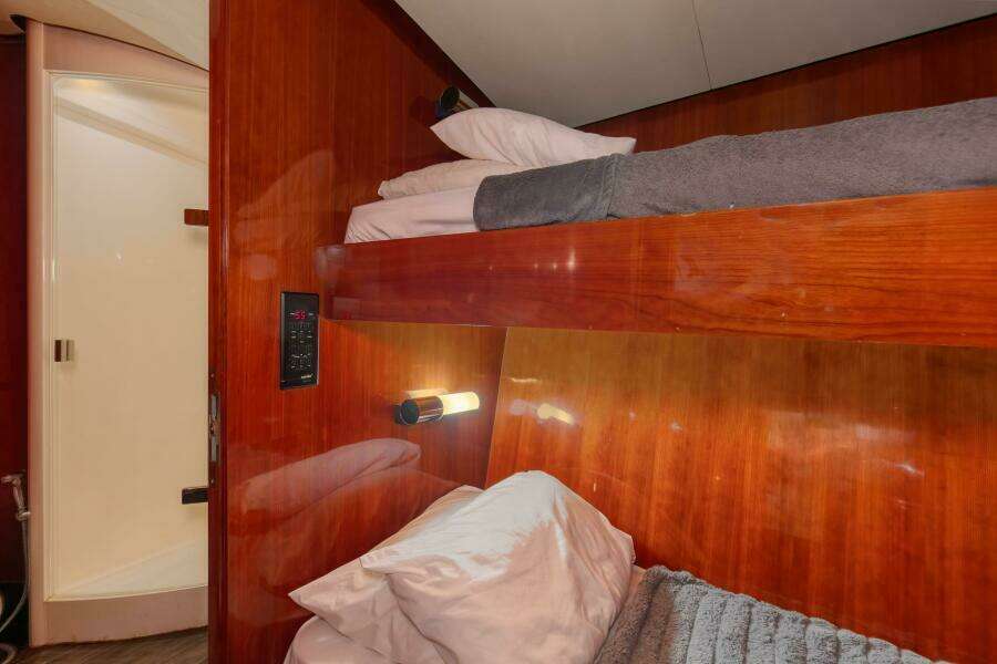 Custom 2004 Ebony - Salony Sportfish - VIP Cabin