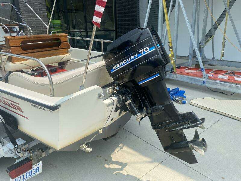 17ft Boston Whaler Yacht For Sale