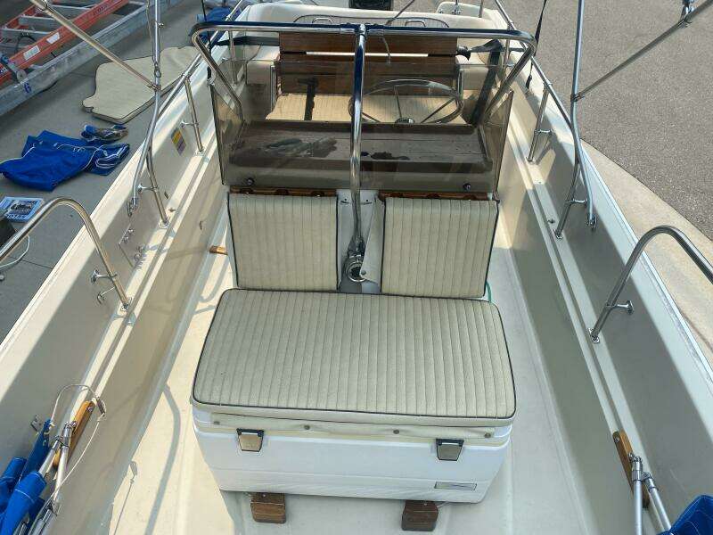 17ft Boston Whaler Yacht For Sale