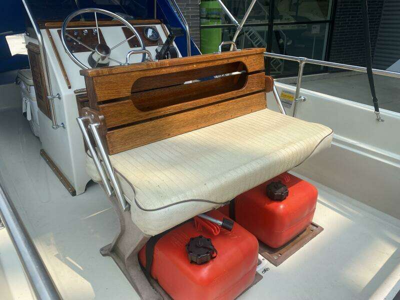 17ft Boston Whaler Yacht For Sale