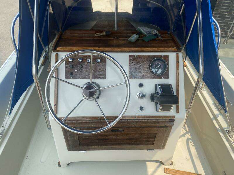 17ft Boston Whaler Yacht For Sale