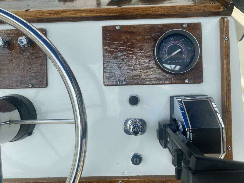 17ft Boston Whaler Yacht For Sale