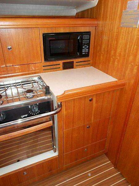 WINDEPENDENCE 38ft Hunter Yacht For Sale