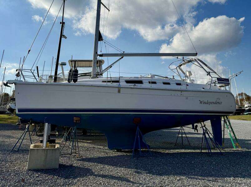 WINDEPENDENCE 38ft Hunter Yacht For Sale