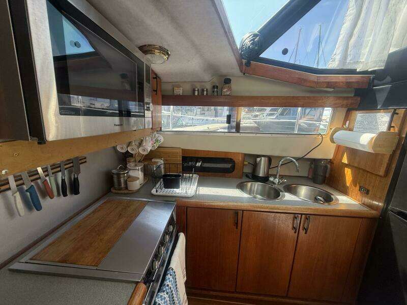Shelter Belle 38ft Bayliner Yacht For Sale