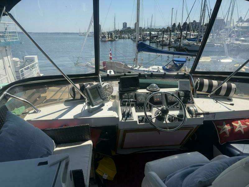 Shelter Belle 38ft Bayliner Yacht For Sale