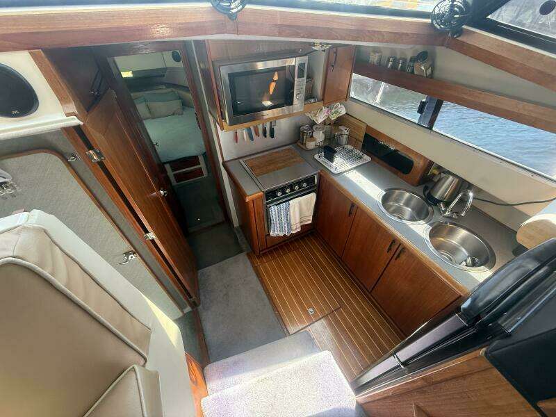 Shelter Belle 38ft Bayliner Yacht For Sale