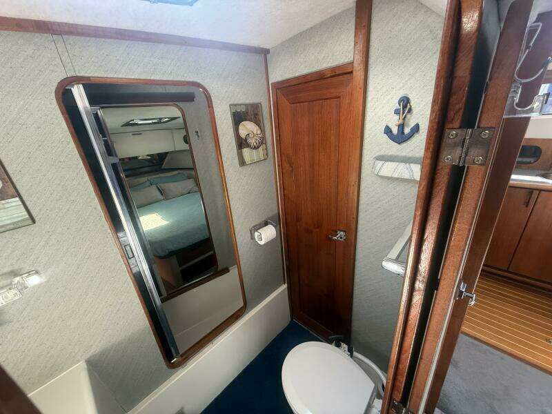 Shelter Belle 38ft Bayliner Yacht For Sale