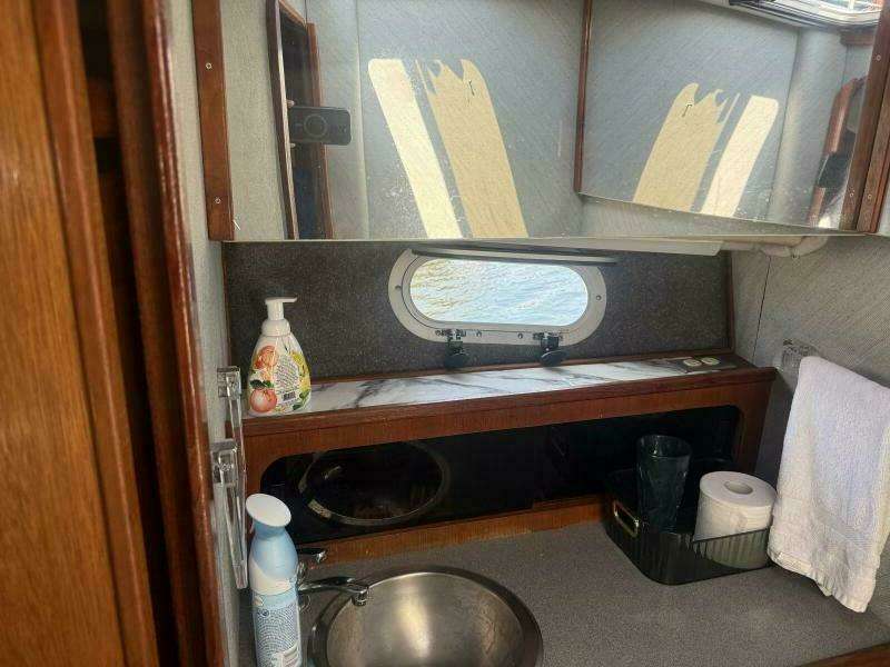 Shelter Belle 38ft Bayliner Yacht For Sale