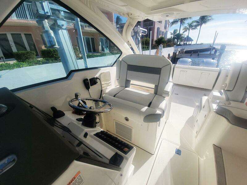 32ft Pursuit Yacht For Sale