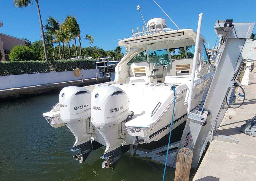 32ft Pursuit Yacht For Sale