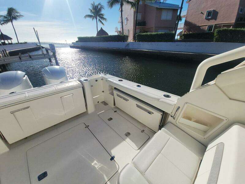 32ft Pursuit Yacht For Sale