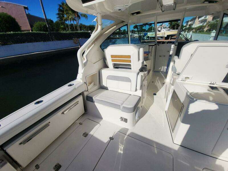 32ft Pursuit Yacht For Sale