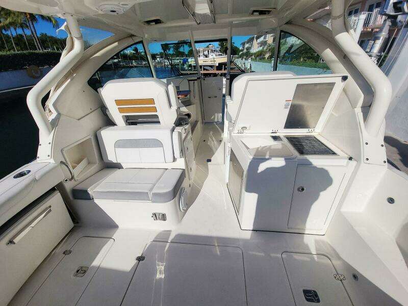 32ft Pursuit Yacht For Sale