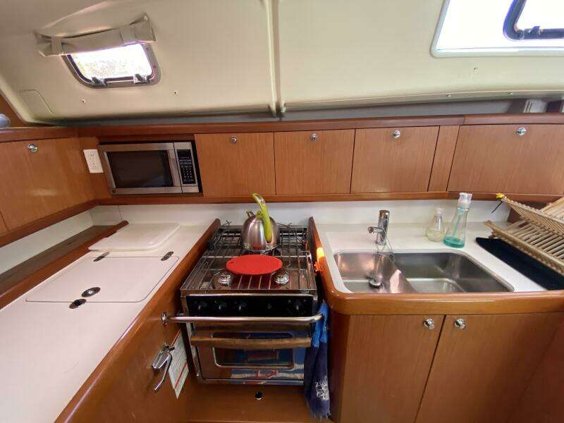 J Ouvert 43ft Beneteau Yacht For Sale