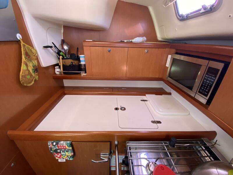 J Ouvert 43ft Beneteau Yacht For Sale
