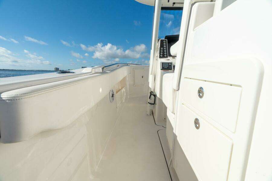 30ft Robalo Yacht For Sale